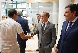 Mariano Veganzones (Vox) saludo a Vicente Andrés, de CC OO, en presencia de Carriedo (PP) en julio pasado.