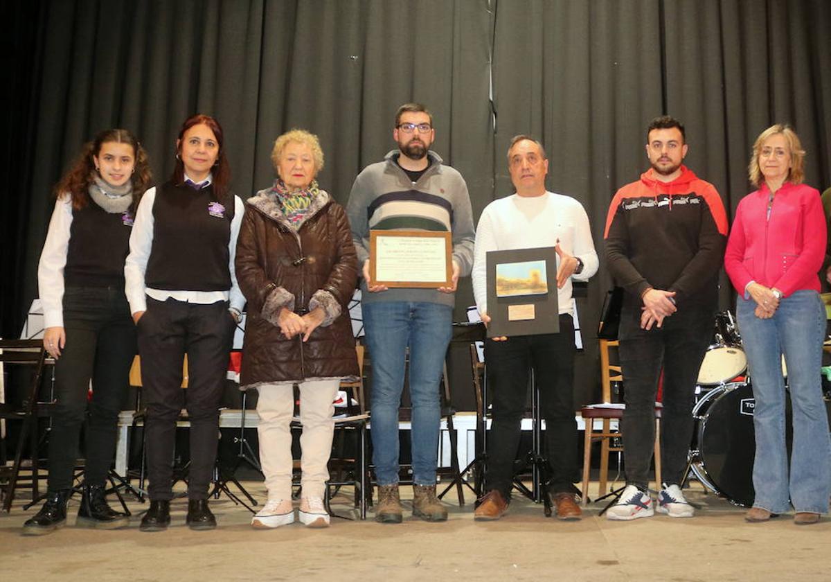 Los galardonados posan en Baltanás con la alcaldesa.