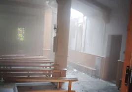 Estado en el que ha quedado el interior de la iglesia tras el incendio.