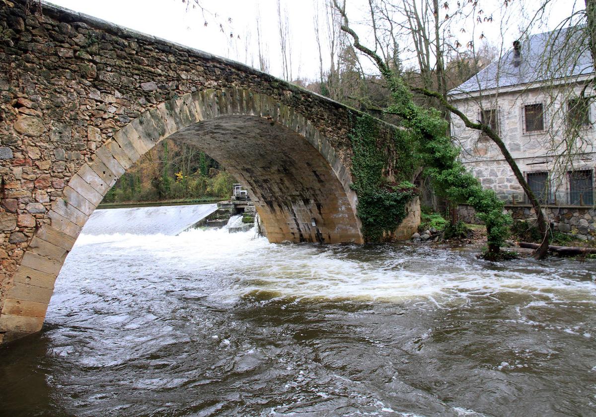 El río Eresma, a su paso por el puente de la Moneda, en una imagen de archivo.