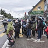 «Más de 800 personas esperaron al bus con frío y lluvia a las 8 de la tarde»