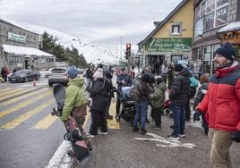 Varios usuarios esperan frente a la estación de esquí de Navacerrada.