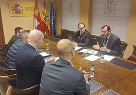 Reunión entre el ministro de Transportes, Óscar Puente, y la Asociación de Usuarios de la Alta Velocidad en la comunidad, este lunes.