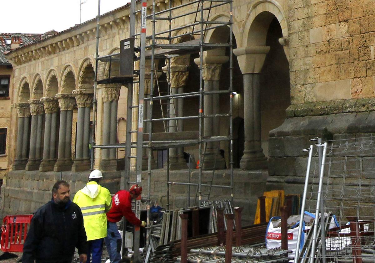 Obreros colocan un andamio en la fachada de la iglesia de San Esteban, este lunes, en las obras de recuperación de la cubierta.