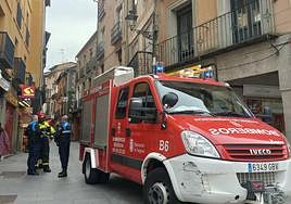 Bomberos y policías locales terminan la intervención llevada a cabo este martes en la calle San Francisco de Segovia.