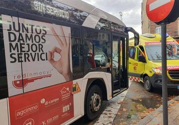 Un accidente entre un bus urbano y una furgoneta se salda con varios heridos leves