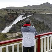 Solo el embalse de Linares del Arroyo aguanta las crecidas