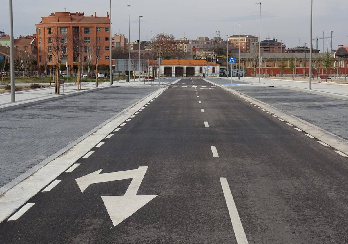 Imagen principal - Arriba, la avenida de Bartolomé de las Casas. Debajo, a la derecha, columpios en el espacio ajardinado central. A la izquierda, una de las vías de salida a Arco de Ladrillo.