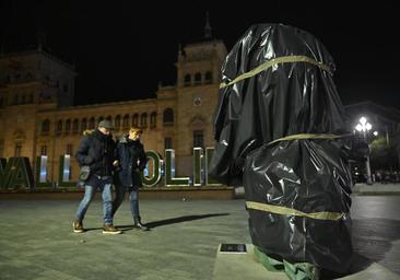 Valladolid instala ocho réplicas gigantes del 'cabezón' de los premios Goya