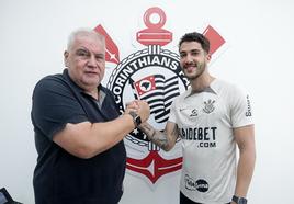 Rubens Gomes, director deportivo del Corinthians, estrecha la mano de Gustavo Henrique.