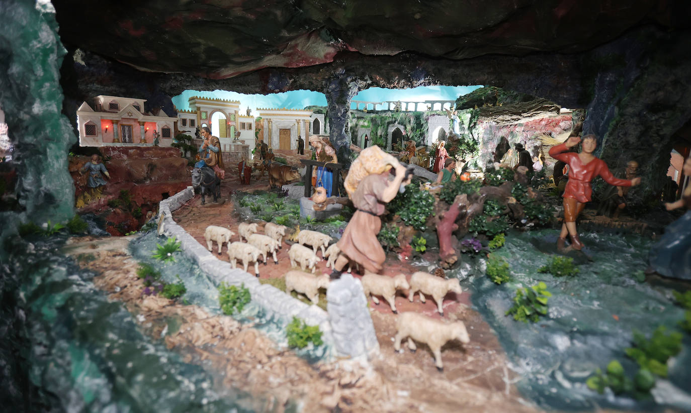 La cueva que alberga un belén en una residencia de Palencia