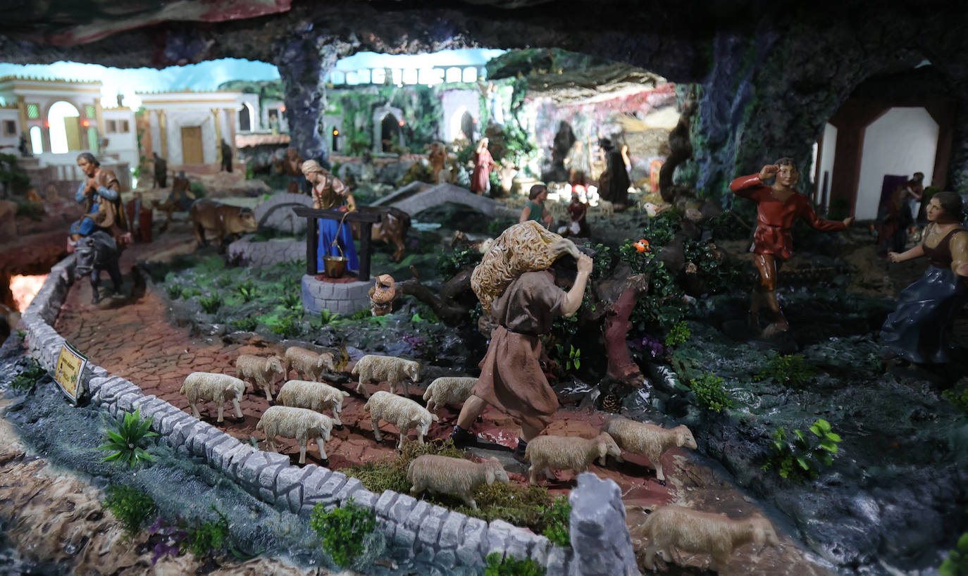 La cueva que alberga un belén en una residencia de Palencia