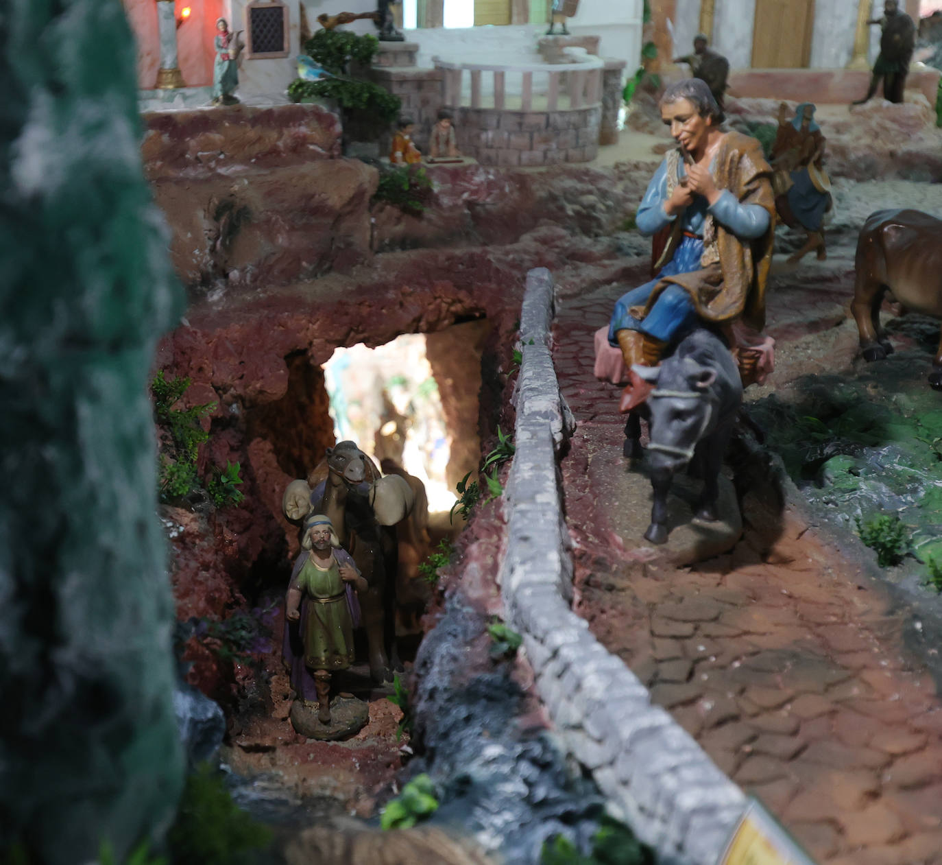 La cueva que alberga un belén en una residencia de Palencia