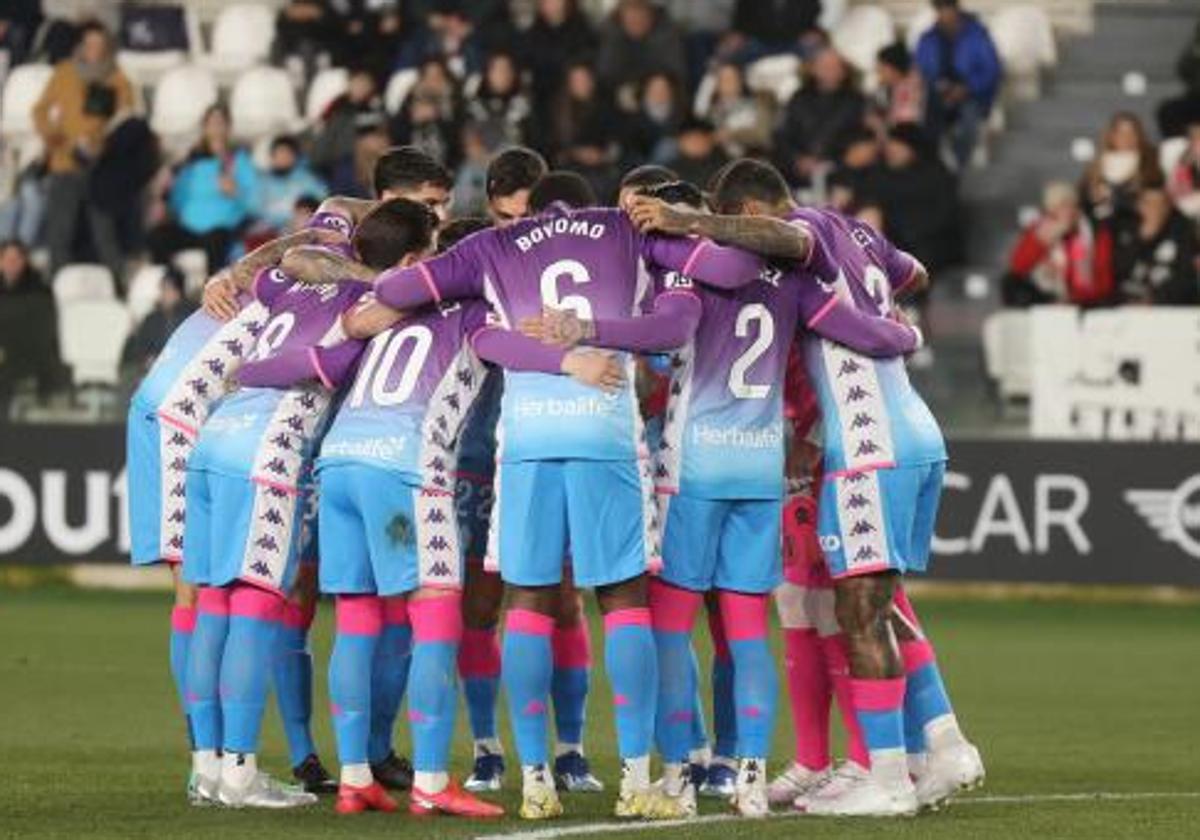 Los jugadores del Real Valladolid antes de iniciar el último partido de Liga en El Plantío ante el Burgos.