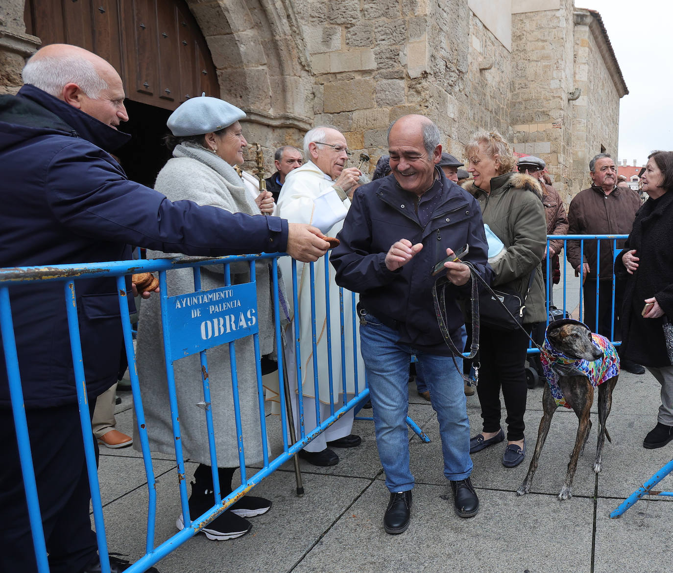 Las mascotas reciben la bendición de San Antón en la iglesia de San Miguel