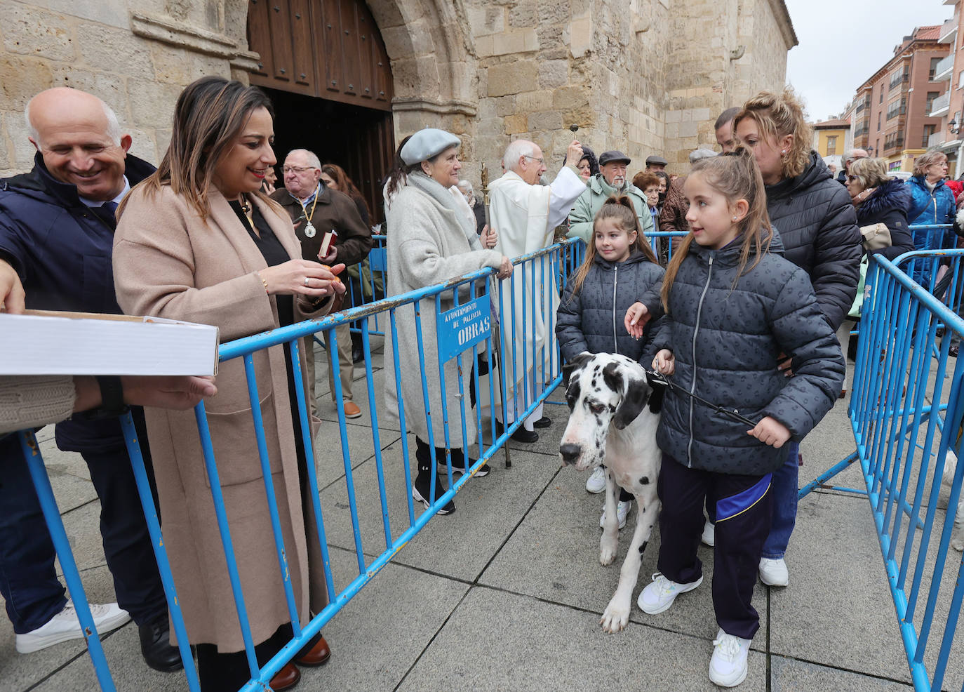 Las mascotas reciben la bendición de San Antón en la iglesia de San Miguel