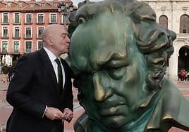 El alcalde de Valladolid, Jesús Julio Carnero, besa la estatua gigante de los Premios Goya.