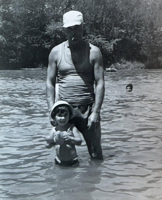 Guillermo disfrutaba de las tardes de verano con sus nietos en el río.