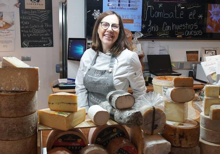 Beatriz Escaladas en la quesería del Mercado del Val.