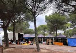 Los primeros motauros comiezan a acampar en el Parque de Valdegalindo.