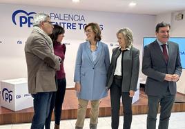 La presidenta del PP, en el centro, con Juan Jesús Blanco, Mercedes Cófreces, María José de la Fuente4 y Carlos Fernández Carriedo.