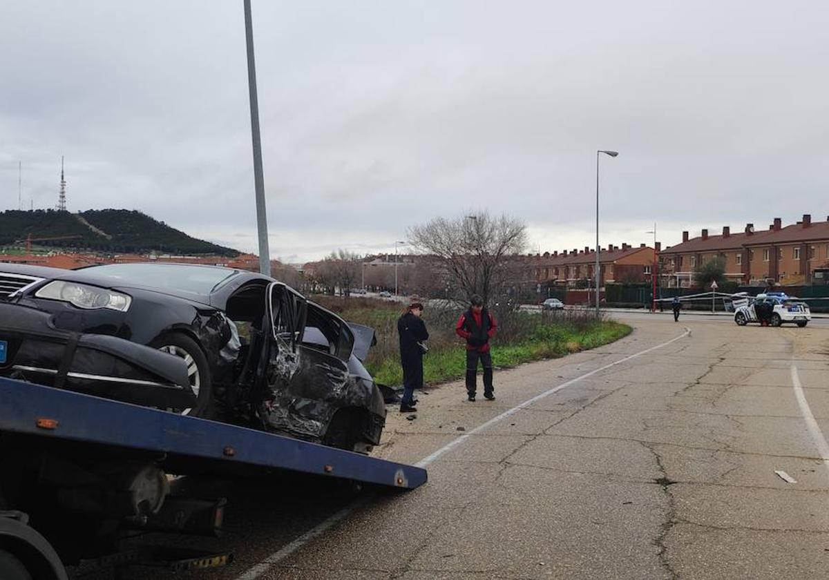 Estado en el que quedó el coche contra el que impactó Ángel antes de empotrarse contra una farola de la avenida de Soria de La Cistérniga.