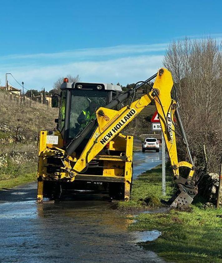 Imagen secundaria 2 - Distintos tramos de carreteras afectadas por las inundaciones y el arrastre de barro y lodo.