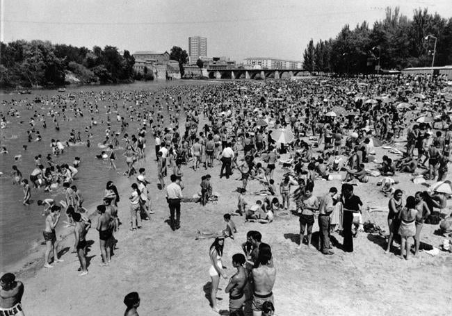 La playa de las Moreras, atestada de gente, en 1968.