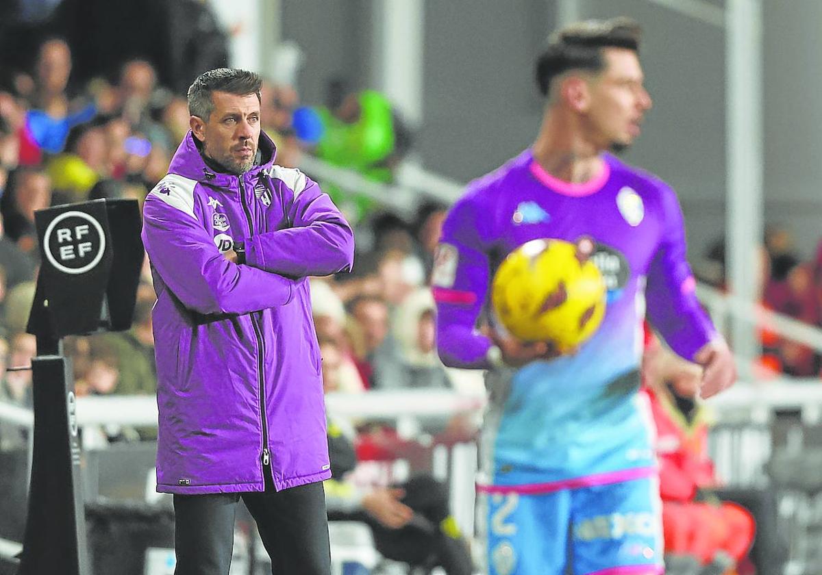 Pezzolano las evoluciones del derbi, con Luis Pérez a punto de punto de poner el balón en juego desde la banda.