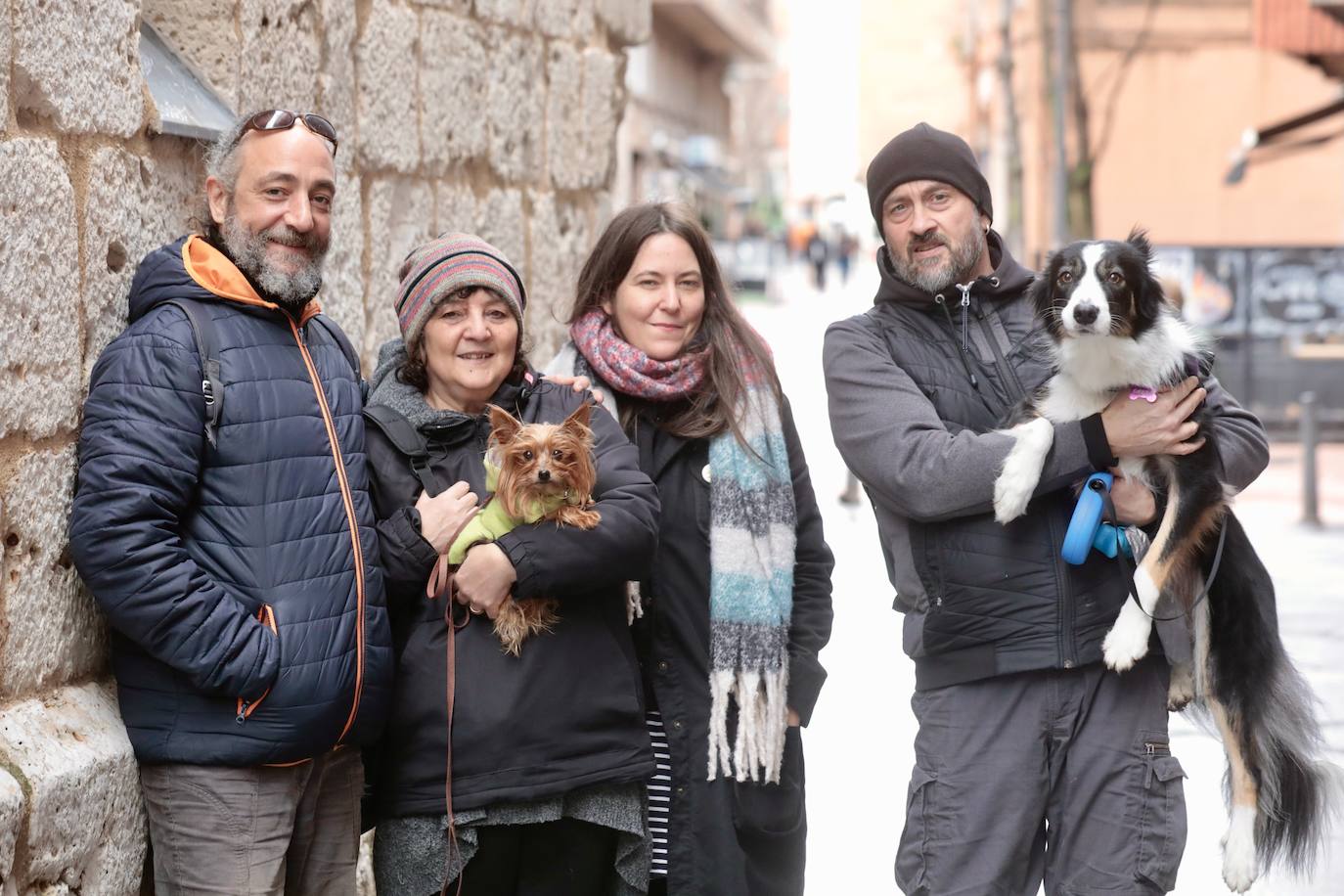 Asistentes a la bendición de San Antón, en el exterior del templo.