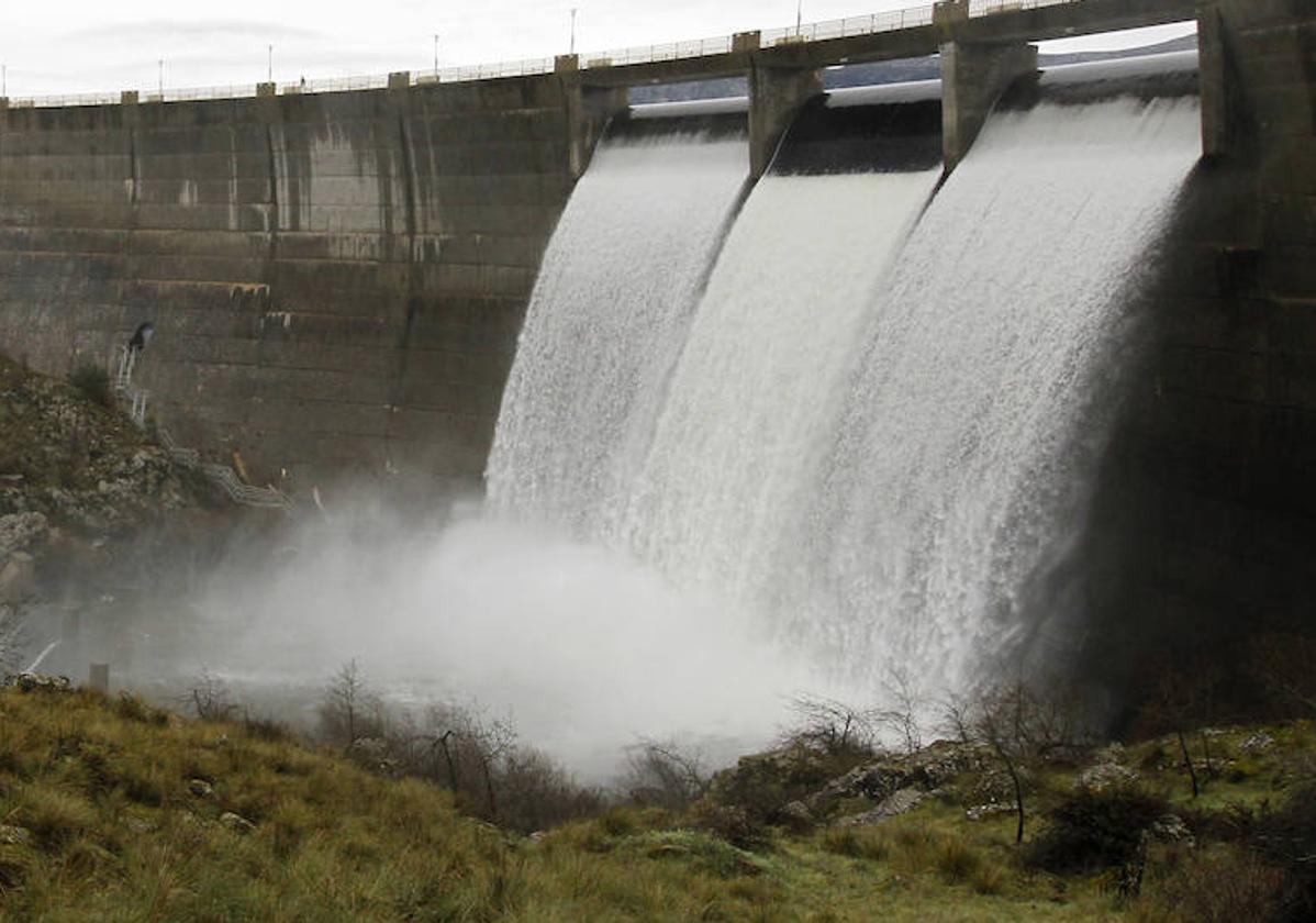 El Pontón Alto alivia gran cantidad de agua al estar sobrepasado en su capacidad estos días.