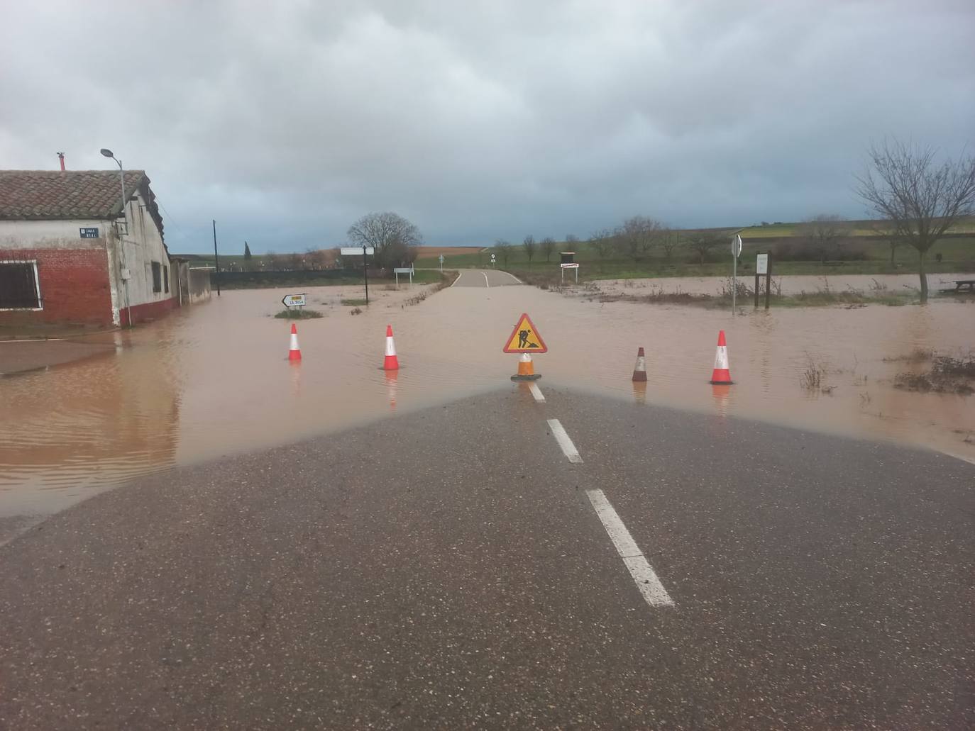 La carretera de rodilana cortada por la acumulación de agua.