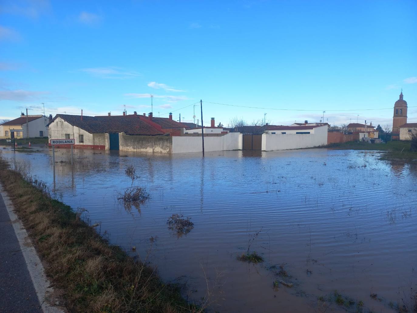 La carretera de rodilana cortada por la acumulación de agua.