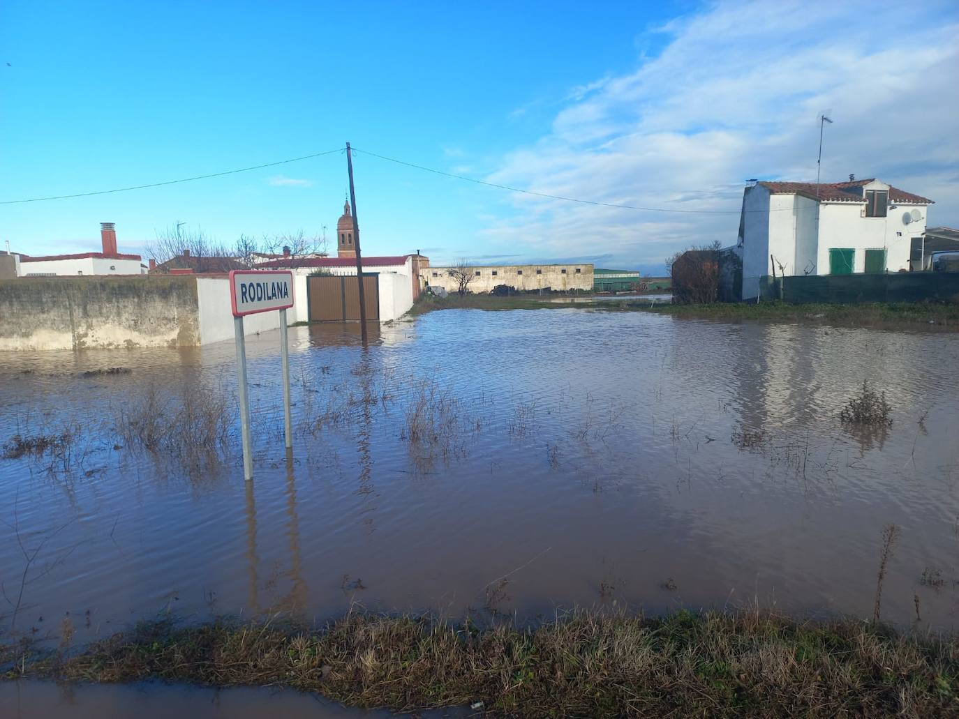 La carretera de rodilana cortada por la acumulación de agua.