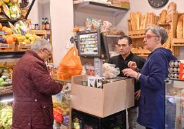 Ángel Iglesias despacha en su tienda de ultramarinos de Pilarica.