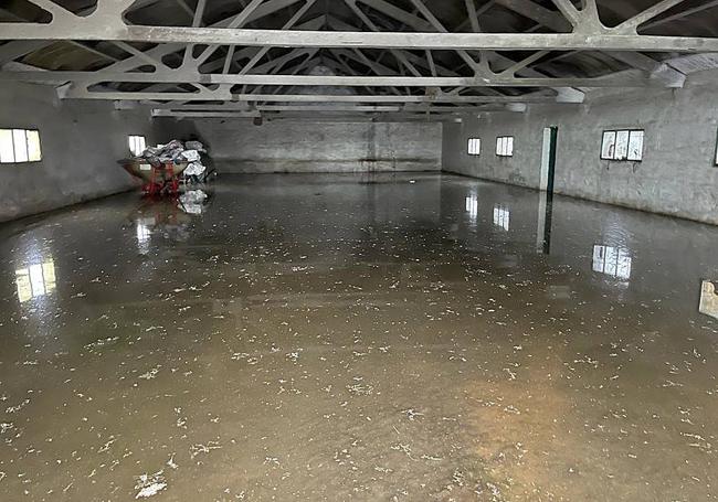 El interior de la nave anegada en Villanueva de los Infantes.