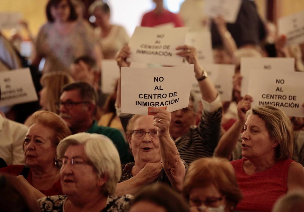 Vecinos de Delicias, en una de las asambleas contra la construcción del centro de refugiados.