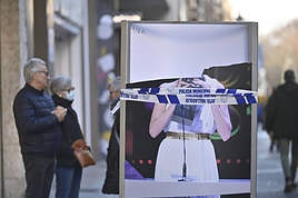La fotografía de la actriz Elena Anaya, destrozada en la calle Santiago.