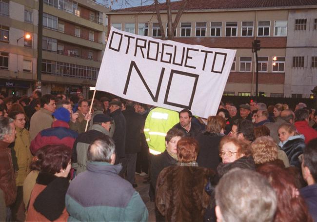 Manifestación en la plaza del Carmen contra el centro de toxicómanos el 14 de diciembre de 2001.