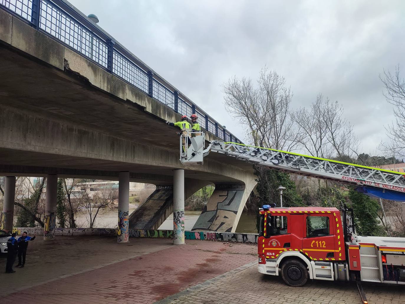 Retiran varias placas de hormigón tras caer cascotes del puente de Juan de Austria