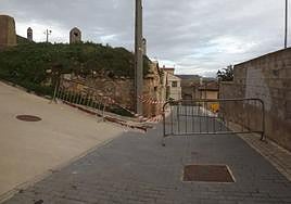 Calle cortada en el entorno de la bodega afectada.