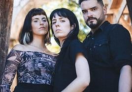 Maríagrep (izq.), Clara Redondo y Nuno Pico conforman Grande Amore, que tocan este viernes en Segovia.