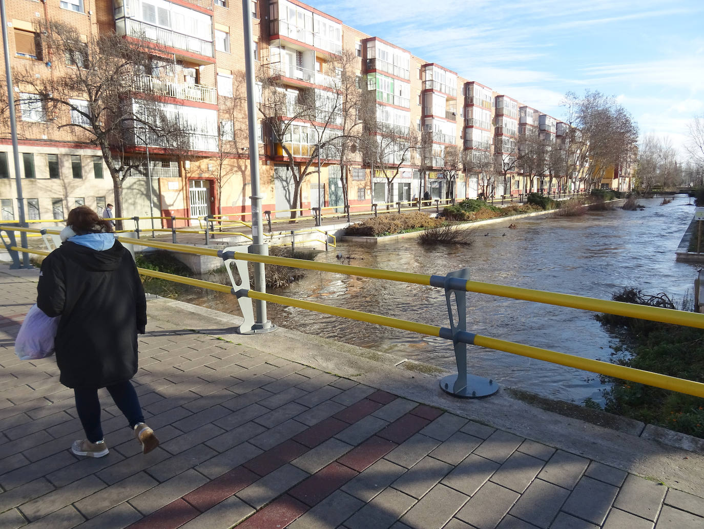 El Esgueva, con el agua invadiendo los paseos aledaños al cauce.