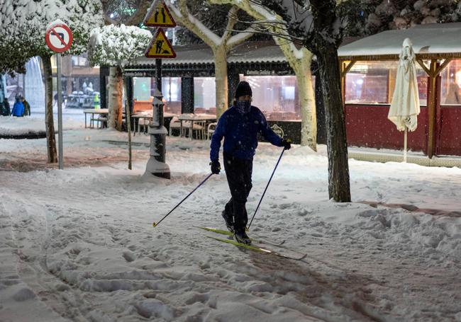 La nieve caída en Soria animó a algún vecino a practicar el esquí.