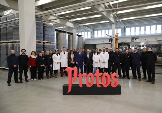 Foto de familia. Trabajadores de Protos junto al presidente regional.