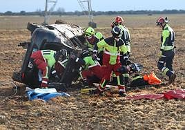 Bomberos del Ayuntamiento de Palencia y la Diputación, en el lugar del accidente.