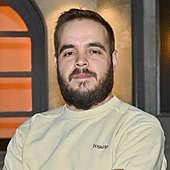 A la izquierda, el dueño del restaurante, Iván Pastor. A la derecha, los desperfectos causados por el asaltante.