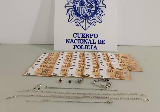 Dinero y joyas recuperadas por la Policía Nacional.