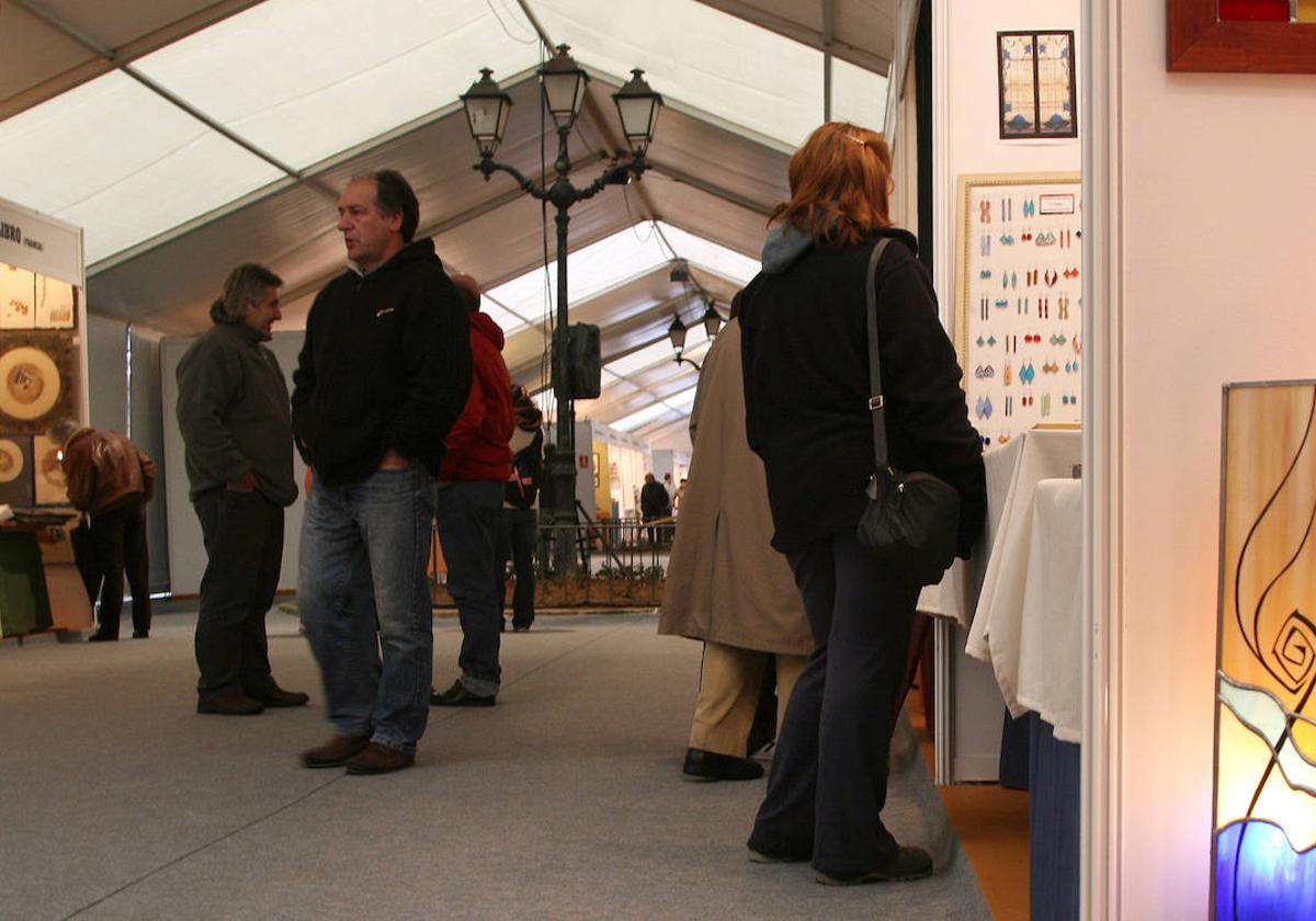 Feria de Artesanía de 2007, en el paseo del Salón, bajo una gran carpa.