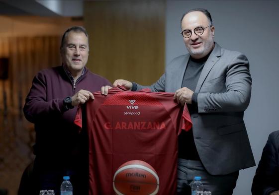 Gustavo Aranzana posa con una camiseta de la selección junto a Mustapha Aourach, presidente de la federación.